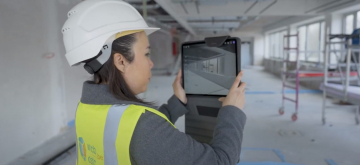 Alejandra Vazquez (WTCB) demonstreert het gebruik van AR-technologie op een bouwwerf.