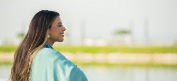 Vrouw kijkt naar horizon