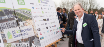 Mark Andries ondertekent charter