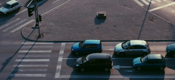 Wagens voor een zebrapad met verkeerslicht