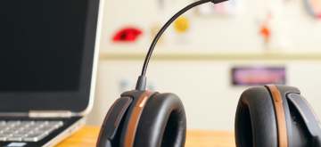 hoofdtelefoon naast laptop