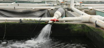 Leidingen met stromend water