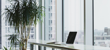 Laptop op een bureau