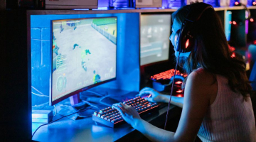 meisje aan het gamen