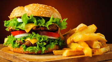 hamburger met frietjes