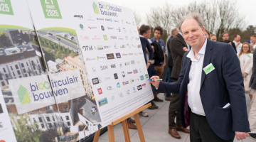 Mark Andries ondertekent charter