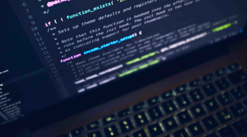 Programmeercode op computerscherm