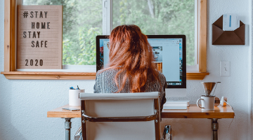 vrouw thuis aan het werk tijdens de coronacrisis