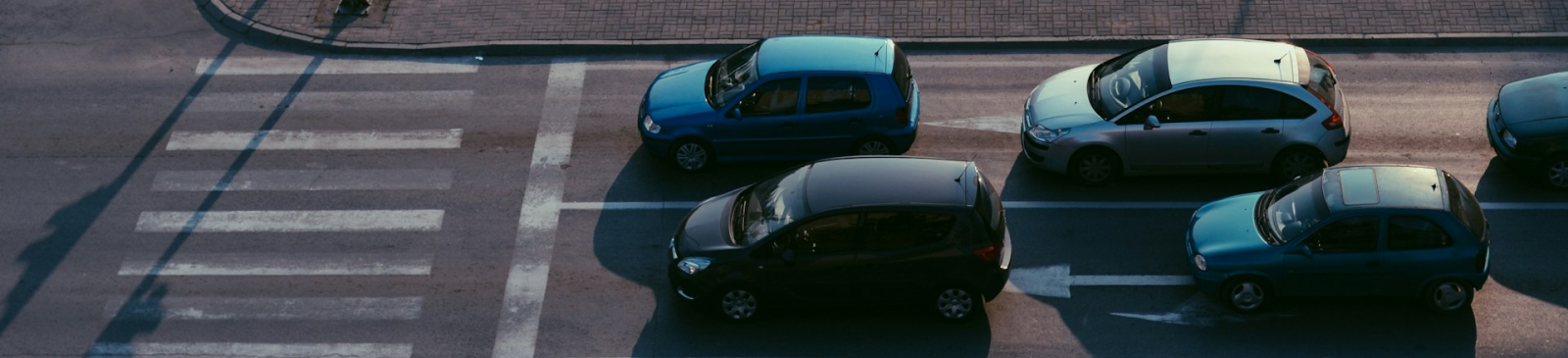 Wagens voor een zebrapad met verkeerslicht