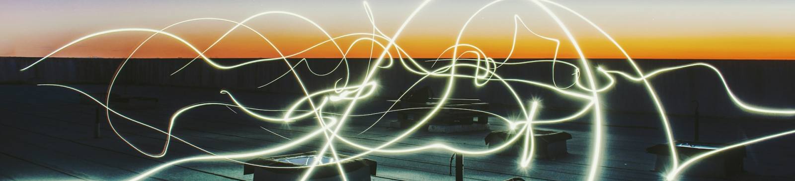 lichtflitsen boven een dak bij een donkere avondlucht