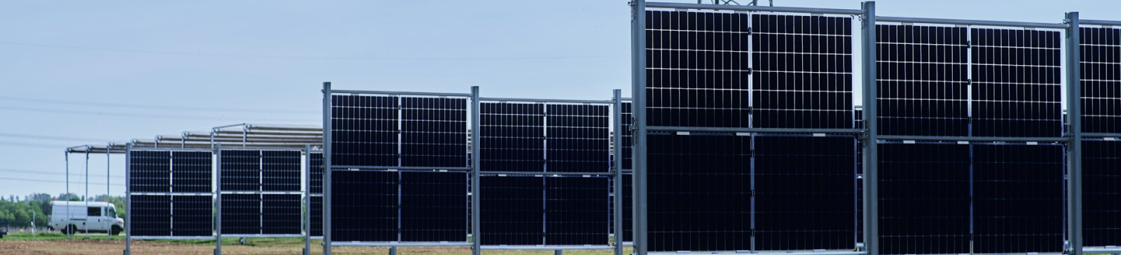 Zonnepanelen op een veld geplaatst 