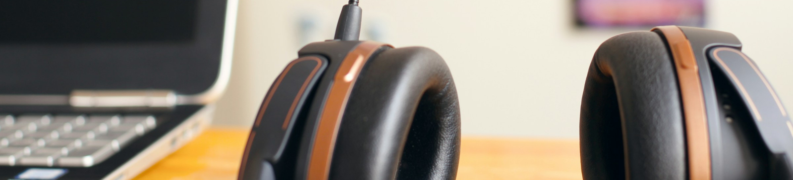 personen achter computer met logo's in de lucht